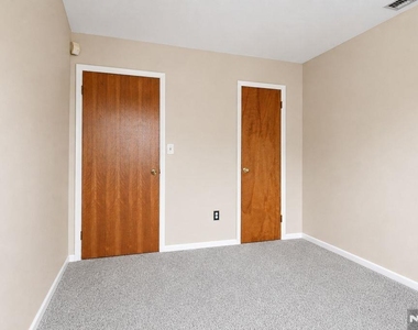 555 Riverside - Photo Thumbnail 17