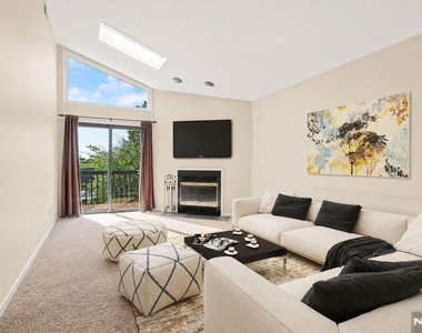 555 Riverside - Photo Thumbnail 3