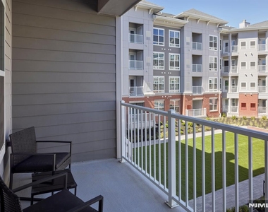 100 Eisenhower - Photo Thumbnail 32