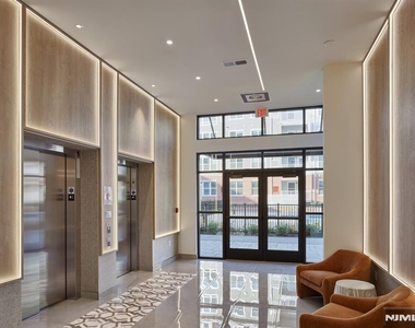 100 Eisenhower - Photo Thumbnail 1