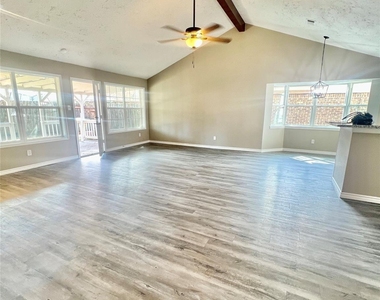 2410 Rolling Glen Drive - Photo Thumbnail 3