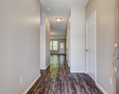 2410 Rolling Glen Drive - Photo Thumbnail 6