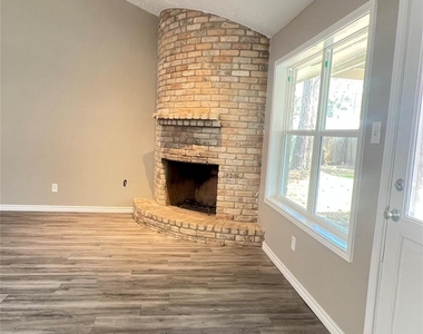 2410 Rolling Glen Drive - Photo Thumbnail 4