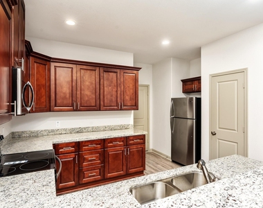 918 Shady Lane - Photo Thumbnail 6