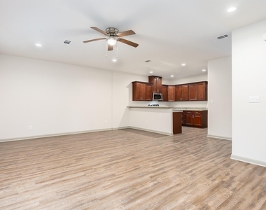 918 Shady Lane - Photo Thumbnail 11