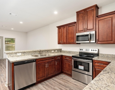 918 Shady Lane - Photo Thumbnail 5