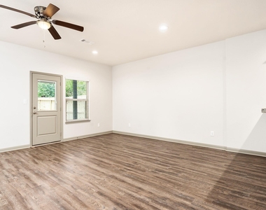 918 Shady Lane - Photo Thumbnail 8