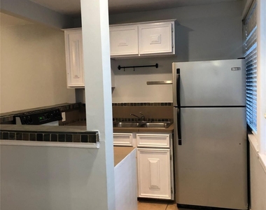 543 W 27th Street - Photo Thumbnail 4