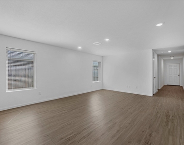 2106 Hyde Acres Street - Photo Thumbnail 3