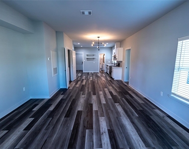 102 Marsden St - Photo Thumbnail 7