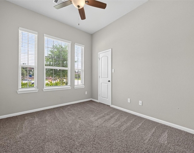 305 Brocks Court - Photo Thumbnail 18