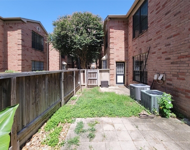 2255 Braeswood Park - Photo Thumbnail 33