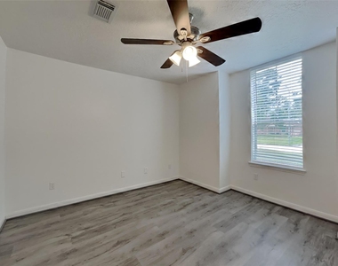 1915 Creston Drive - Photo Thumbnail 12