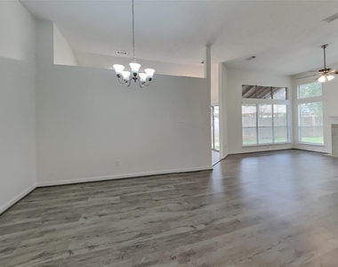 1915 Creston Drive - Photo Thumbnail 3