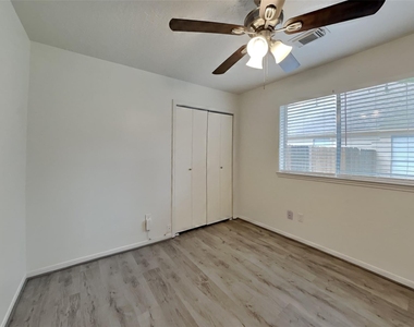 1915 Creston Drive - Photo Thumbnail 16