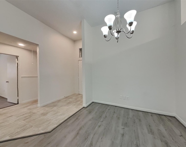 1915 Creston Drive - Photo Thumbnail 6