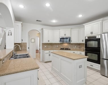14 Guinevere Place - Photo Thumbnail 10