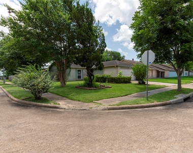 10703 Highland Woods Drive - Photo Thumbnail 32