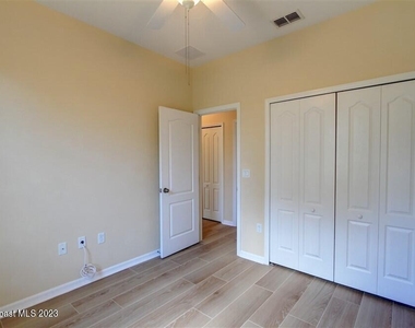 5834 Trieda Drive - Photo Thumbnail 13
