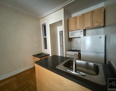 East 89 Street - Photo Thumbnail 1