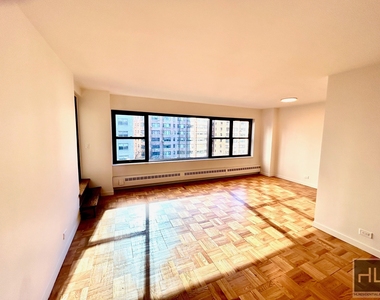East 55 Street - Photo Thumbnail 3