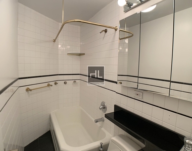 East 7 Street - Photo Thumbnail 5