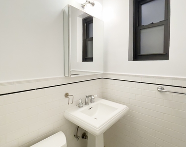 East 67 Street - Photo Thumbnail 3