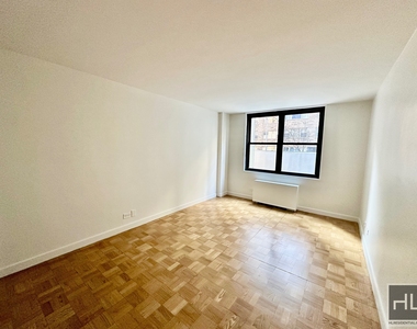 East 49 Street - Photo Thumbnail 4
