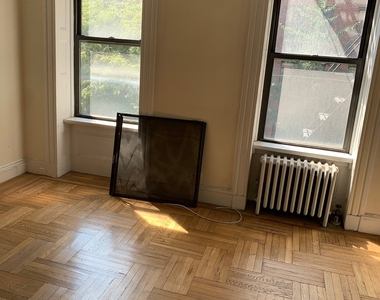 East 89 Street - Photo Thumbnail 3