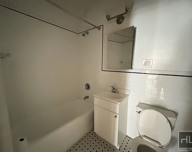East 89 Street - Photo Thumbnail 4