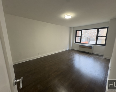 East 56 Street - Photo Thumbnail 4