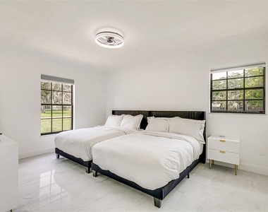 920 Lakeview Drive - Photo Thumbnail 15