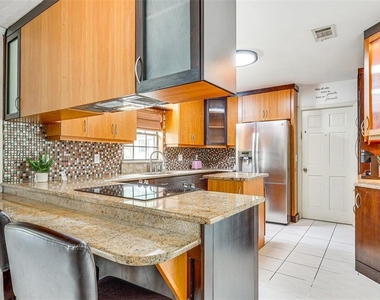 920 Lakeview Drive - Photo Thumbnail 2