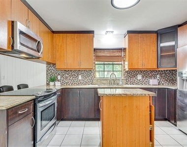 920 Lakeview Drive - Photo Thumbnail 9