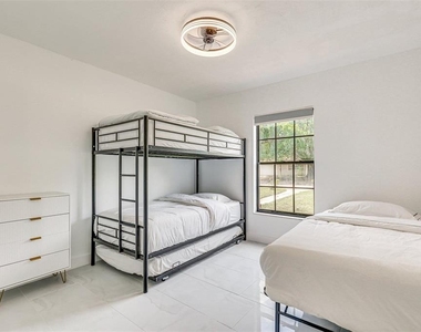 920 Lakeview Drive - Photo Thumbnail 6