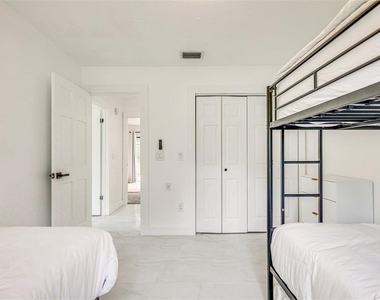 920 Lakeview Drive - Photo Thumbnail 8