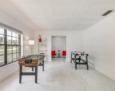 920 Lakeview Drive - Photo Thumbnail 13