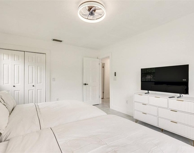 920 Lakeview Drive - Photo Thumbnail 5