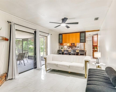 920 Lakeview Drive - Photo Thumbnail 4