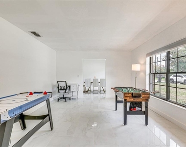 920 Lakeview Drive - Photo Thumbnail 12