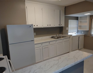 1090 Saint Clair Street - Photo Thumbnail 3