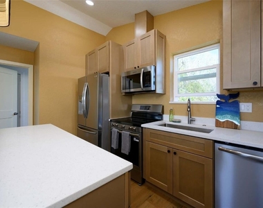 2324 1/2 Burlington Ave N N - Photo Thumbnail 4