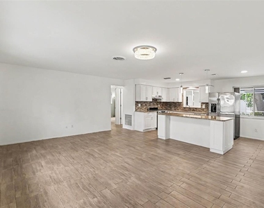 1520 Simmons Drive - Photo Thumbnail 6