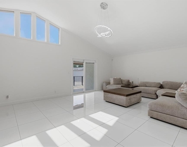 6611 N Hale Avenue - Photo Thumbnail 11