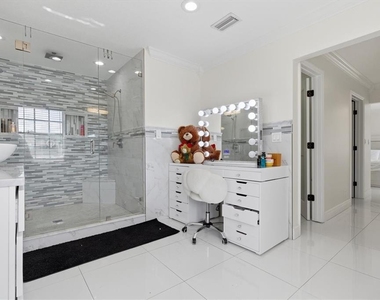 6611 N Hale Avenue - Photo Thumbnail 21
