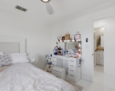 6611 N Hale Avenue - Photo Thumbnail 25