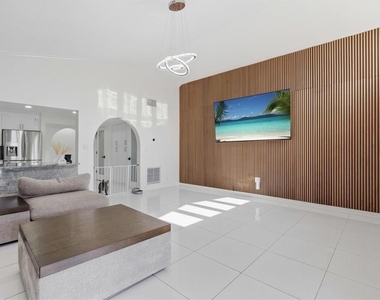 6611 N Hale Avenue - Photo Thumbnail 12