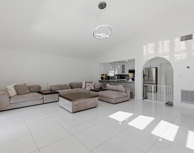 6611 N Hale Avenue - Photo Thumbnail 13