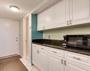 4725 Cove Circle - Photo Thumbnail 3