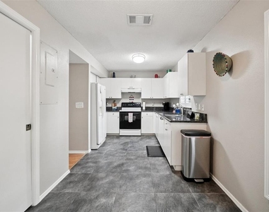 2243 Andover Circle - Photo Thumbnail 15